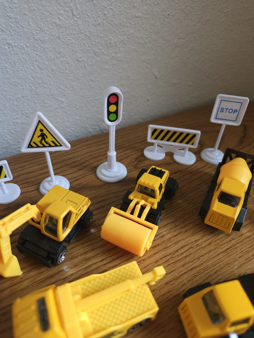 Construction Vehicle Lot Of 12 & Road Signs 2.5 Inch Diecast Plastic